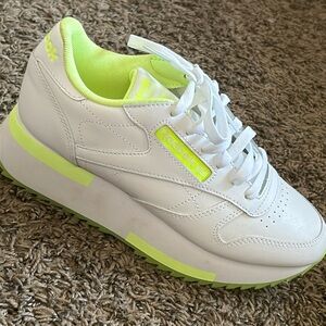 Selling shoes for only $20. The size is 7 in women. The color is white and lime.